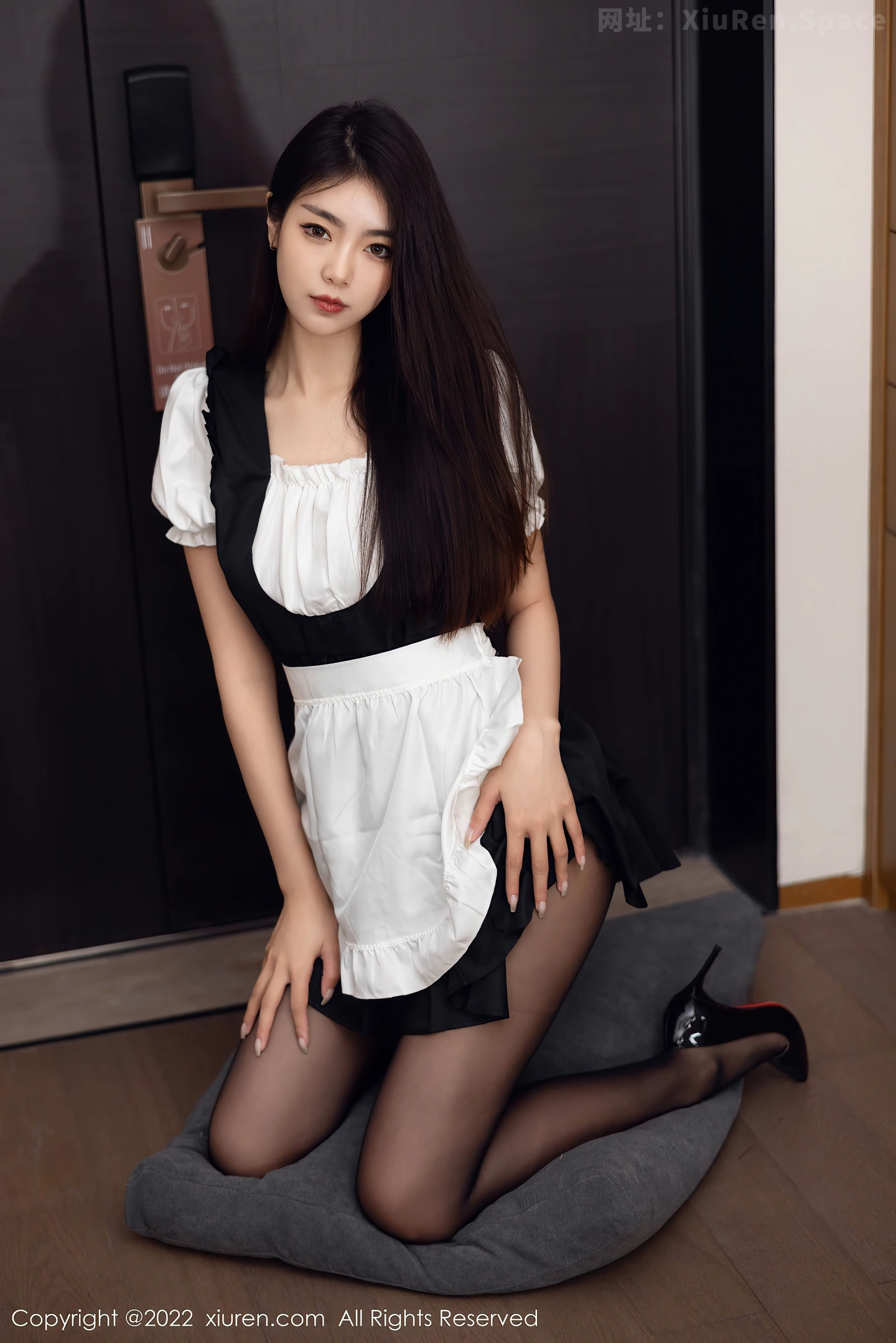 图片[2]-[XiuRen秀人网] VOL.5706 模特可乐Vicky黑白拼色厨娘服饰配超薄黑丝秀苗条身材性感写真60P-秀人网官方网站